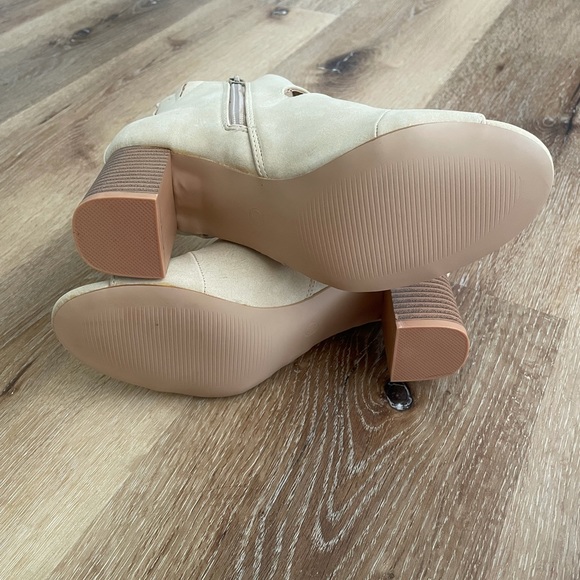 NIB Journee Collection Juniper Tan Heeled Sandals - Picture 12 of 12